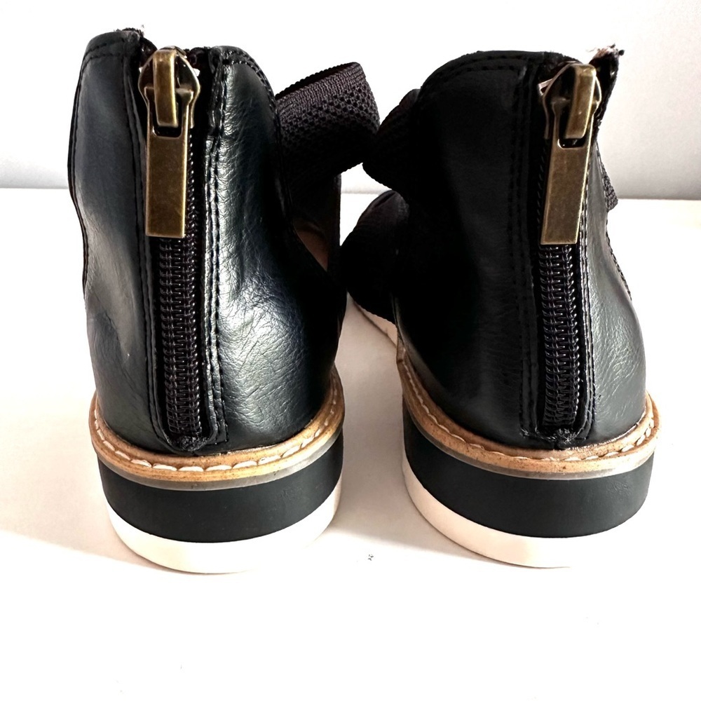 Me Too Rory Closed Toe Ankle Strap Flats Size 7M Black, Tan, Cream like new - Picture 8 of 9